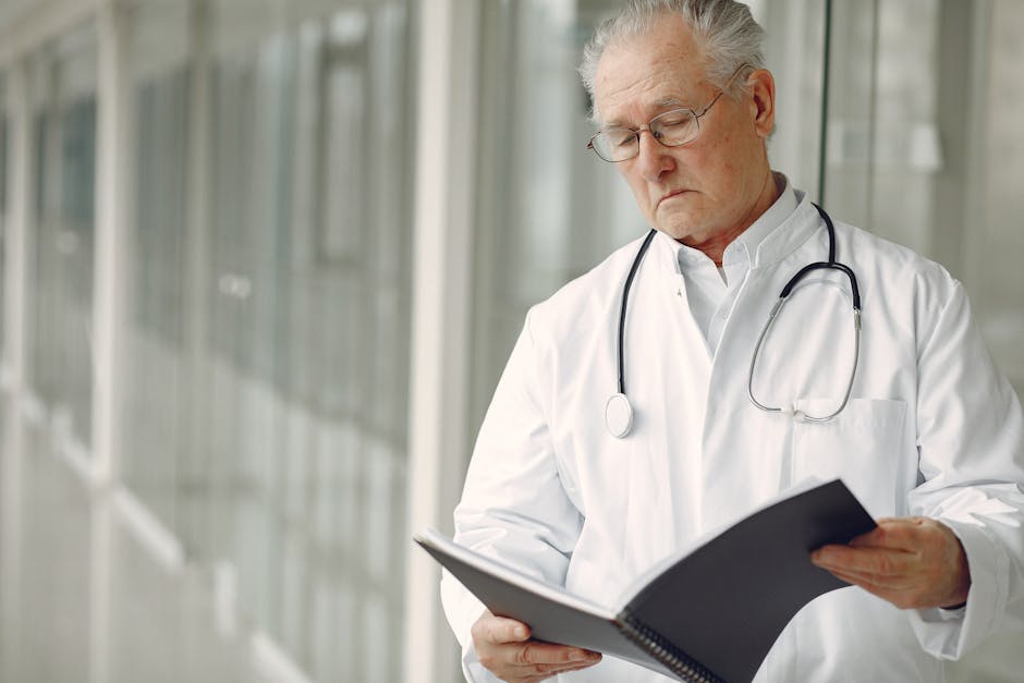 Liječnik čita medicinske nalaze